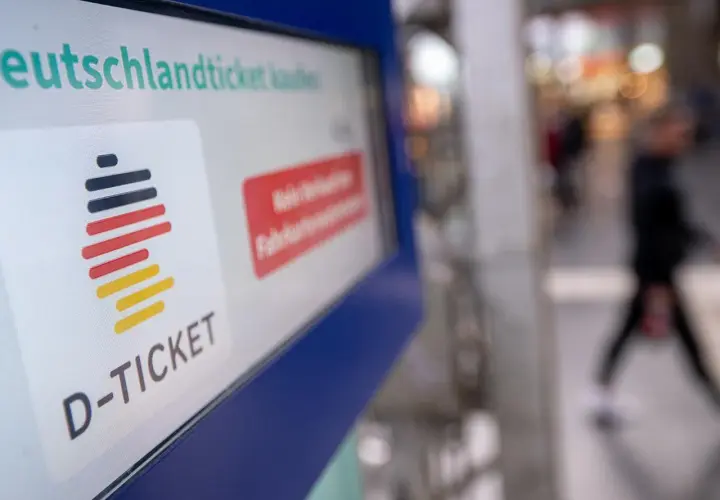 D-Ticket-Automat zeigt "Deutschlandticket kaufen". Die Frage, wie viele Deutschlandtickets verkauft wurden, bleibt offen.
