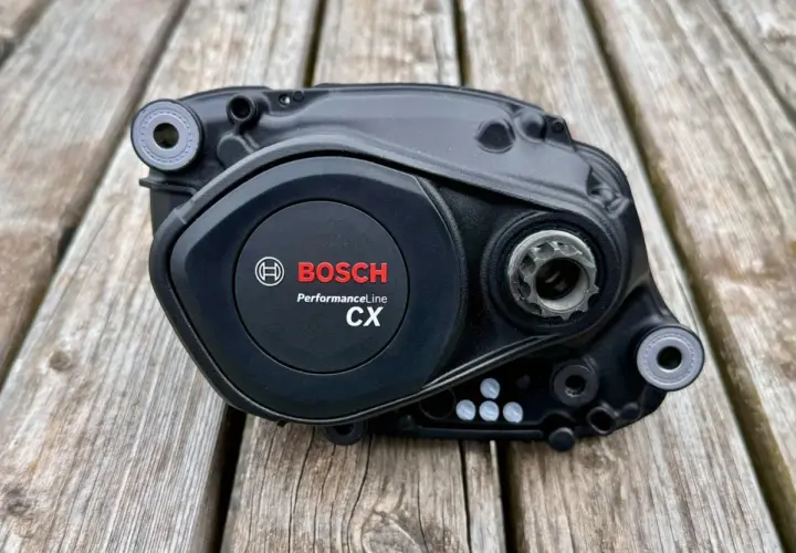 Bosch Performance Line CX E-Bike Motor. Um herauszufinden, welche Generation ich habe, schaue ich auf das Logo.