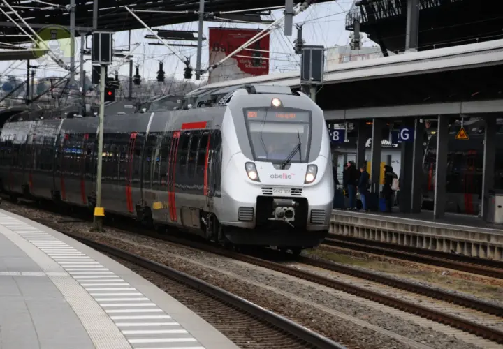 Ein moderner Zug der Abellio mit Ziel Leipzig Hbf, der mit Bombardier-Talent-Technologie fährt, steht am Bahnsteig.