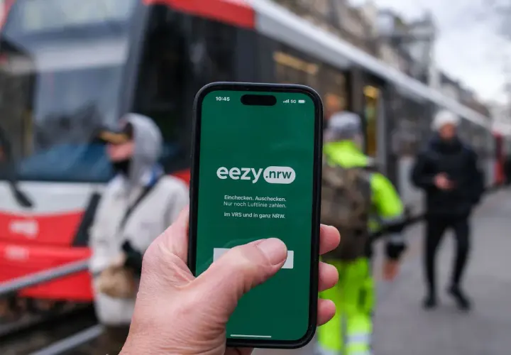 Mit der eezy.nrw App einfach einchecken und auschecken. So wird die Fahrt im VRS und in ganz NRW ganz easy.
