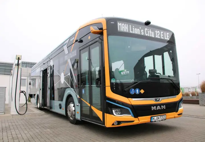 Ein moderner MAN Lion's City 12 E LE, ein Beispiel für elektrische Busse, wird an einer Ladestation aufgeladen.