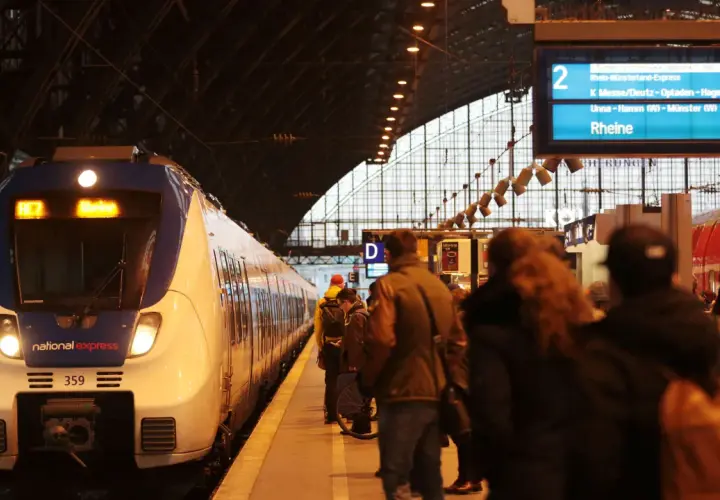 RE7 Zug nach Rheine steht bereit. Reisende warten auf dem Bahnsteig im Bahnhof NRW.