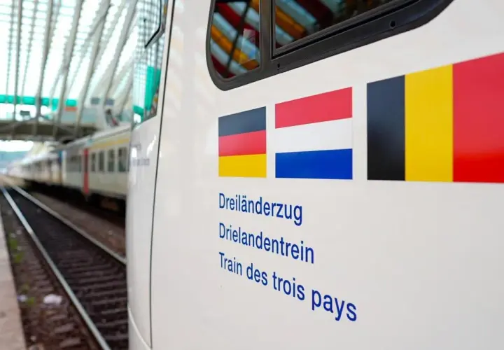 Der Dreiländerzug verbindet Aachen mit Venlo und fährt durch Deutschland, die Niederlande und Belgien.
