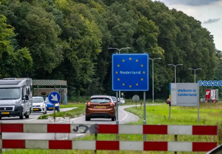 Grenzübergang nach Nederland. Ein Wohnmobil und Autos passieren die Grenze. Was gilt als Nahverkehr?