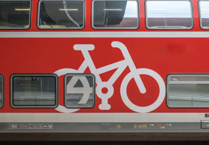 Roter Zug mit Fahrradsymbol. Ideal für die Reise mit dem Deutschlandticket und dem Zusatzticket für Fahrräder.