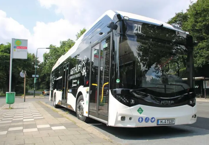 Moderner ARTHUR Bus mit Wasserstoffantrieb, eine mobile brennstoffzelle, steht an einer Haltestelle.