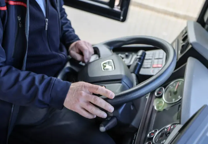 Fahrer im Bus hält das Lenkrad. Frage: kann man im Bus mit Karte zahlen NRW?