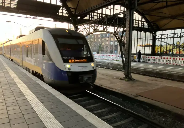 Ein Zug der RheinRuhrBahn steht am Bahnsteig. Perfekt für die Fahrt mit einem **einzelticket nrw**.