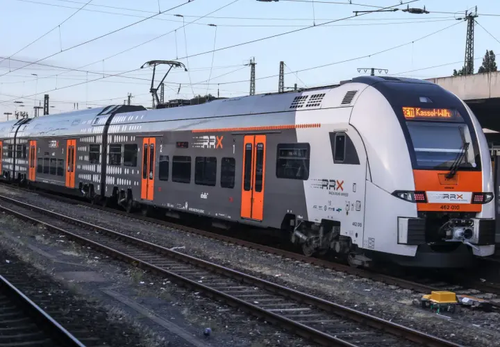 Der RRX RE11 fährt nach Kassel-Wilhelmshöhe.