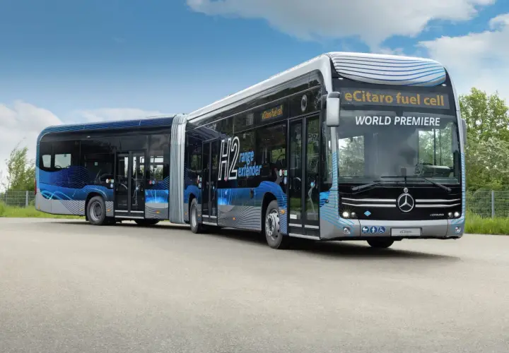 Ein langer, moderner Gelenkbus mit der Aufschrift "eCitaro fuel cell" und "H2 range extender". Sein Gewicht ist für emissionsfreie Mobilität optimiert.