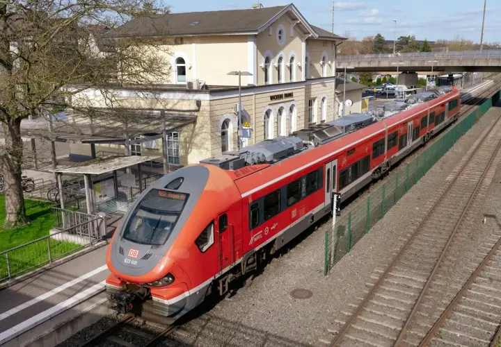 Roter Zug am Bahnhof Wickede (Ruhr). Mit dem Deutschlandticket nach Venlo? Diese Linie fährt Richtung Hagen.