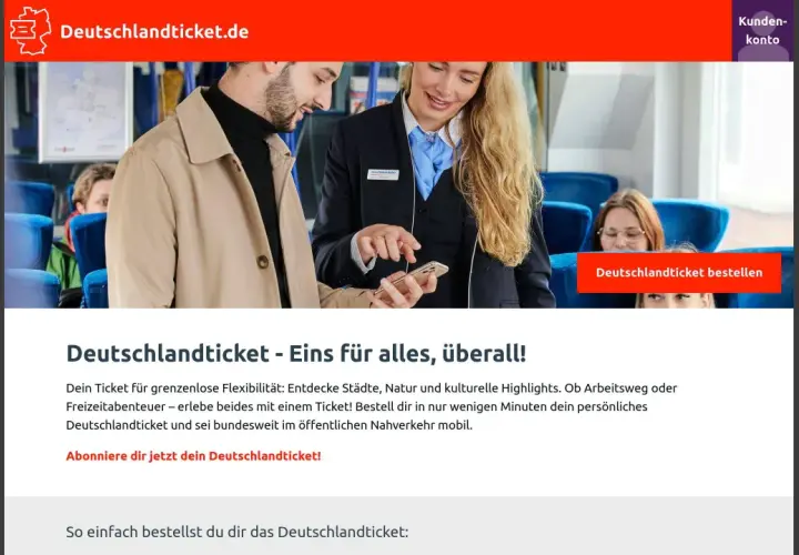Ein Zugbegleiter zeigt einem Kunden auf dem Handy, wie man das Deutschlandticket bestellt. Bis wann bestellen? Jetzt dein Ticket sichern!