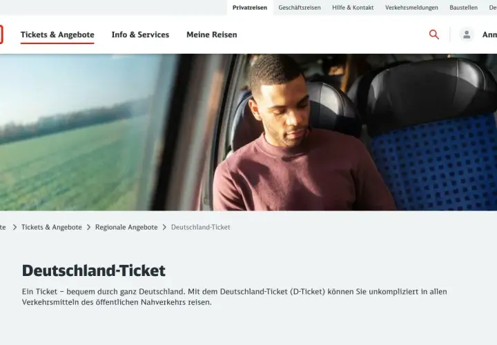 Mann im Zug blickt nach unten. Seite zeigt Infos zum Deutschland-Ticket. Hier kann man das Deutschlandticket stornieren.