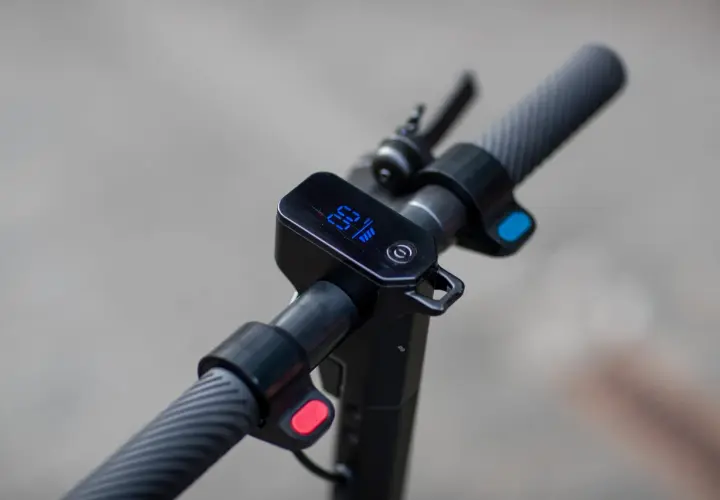 Lenker eines E-Scooters mit Display, das 10 km/h anzeigt. Hier erfährst du, wie schnell ein E-Scooter fahren darf.