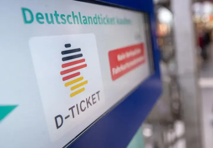Deutschlandticket kaufen: D-Ticket-Logo mit deutschen Farben. Ein Ticketautomat zeigt die Option, das Deutschlandticket nach dem 10. zu erwerben.