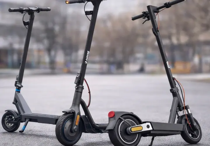 Zwei schwarze E-Scooter stehen bereit für den e roller test. Einer mit dem Schriftzug "NAVE", der andere etwas weiter hinten.
