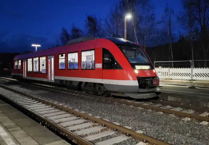 Roter Triebwagen der Baureihe 640 (LINT 27) steht nachts am Bahnsteig.