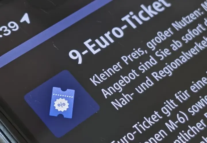 Ein 9-Euro-Ticket-Angebot auf einem Smartphone. Hier erfährst du, wo du die Ticketnummer findest.