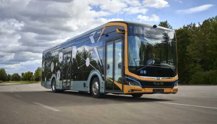 Moderner MAN Oberleitungsbus in Deutschland fährt auf der Straße.