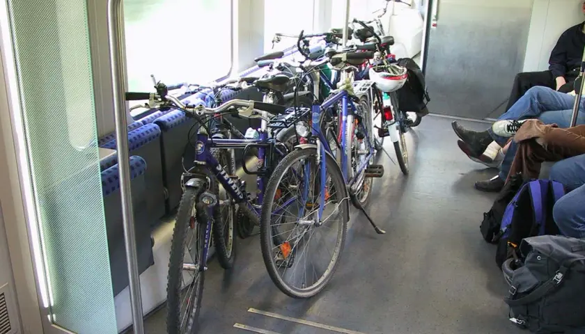 Fahrräder im Zugabteil, ideal für die Mitnahme mit dem NRW-Studententicket.