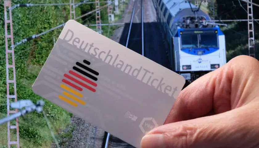Deutschlandticket NRW: Günstig reisen mit dem 2-Stunden-Ticket. Ein Zug fährt auf den Gleisen.