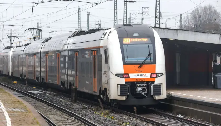 RE6 Zug auf der Strecke Köln/Bonn Flughafen.