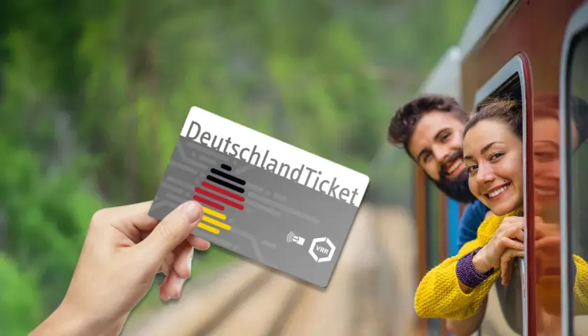 Ein junges Paar winkt aus einem Zugfenster, während eine Hand ein Deutschlandticket hält.