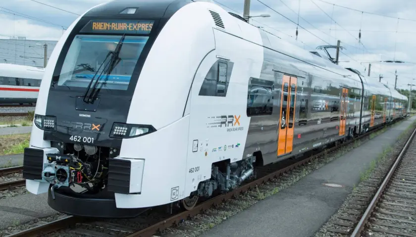 Der neue s6 nrw Rhein-Ruhr-Express (RRX) von Siemens steht auf den Gleisen.