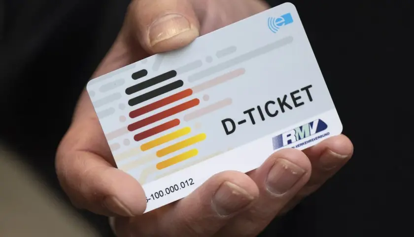 Ein Daumen hält ein D-Ticket, das Deutschlandticket auf dem Handy.