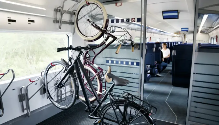 Zwei Fahrräder sind im Zug verstaut, bereit für die Weiterreise. Ein Fahrradticket für den Nahverkehr ist die perfekte Lösung für Radfahrer.