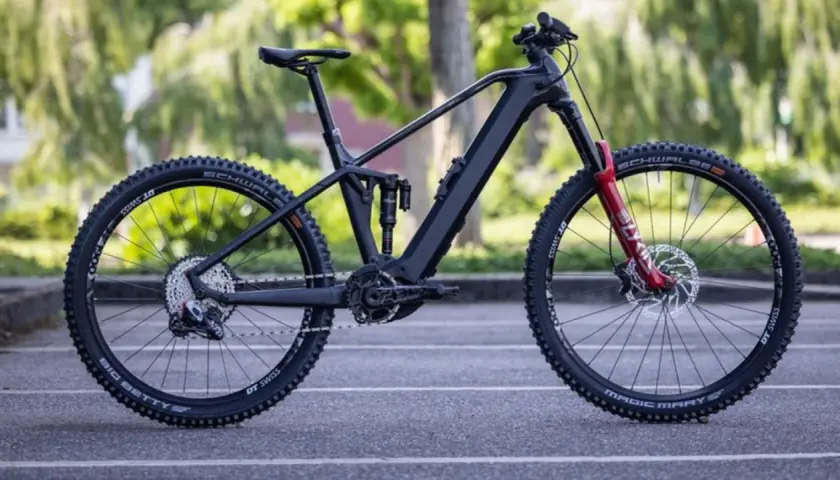 Schwarzes E-Mountainbike mit Bosch 750 Wh Akku. Erste Erfahrungen zur Reichweite sind positiv, ideal für lange Touren.