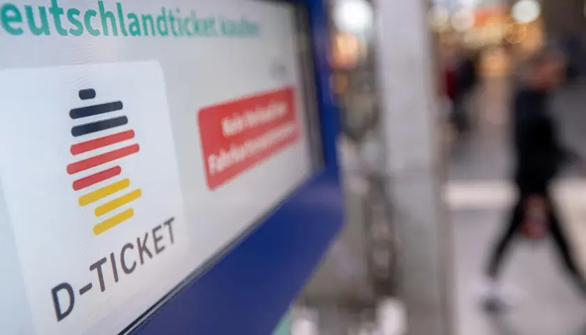D-Ticket-Automat zeigt "Deutschlandticket kaufen". Die Frage, wie viele Deutschlandtickets verkauft wurden, bleibt offen.