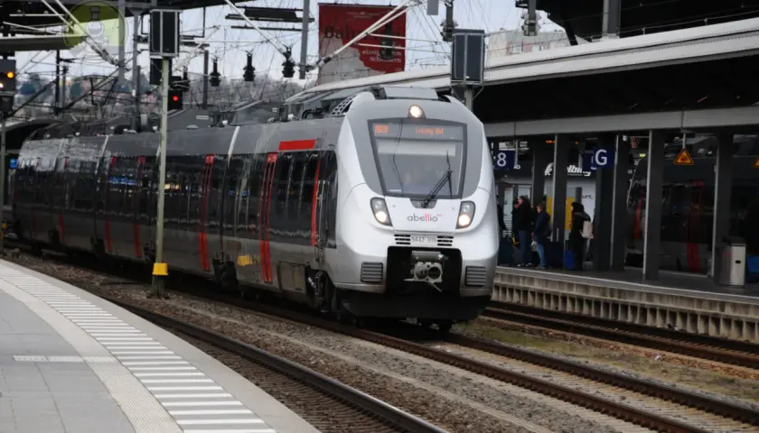 Ein moderner Zug der Abellio mit Ziel Leipzig Hbf, der mit Bombardier-Talent-Technologie fährt, steht am Bahnsteig.