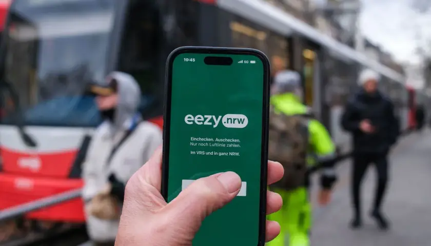 Mit der eezy.nrw App einfach einchecken und auschecken. So wird die Fahrt im VRS und in ganz NRW ganz easy.