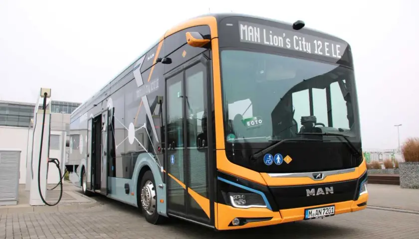 Ein moderner MAN Lion's City 12 E LE, ein Beispiel für elektrische Busse, wird an einer Ladestation aufgeladen.