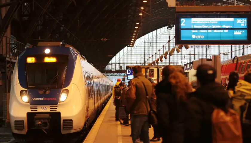 RE7 Zug nach Rheine steht bereit. Reisende warten auf dem Bahnsteig im Bahnhof NRW.