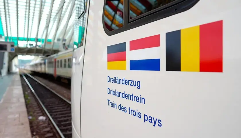 Der Dreiländerzug verbindet Aachen mit Venlo und fährt durch Deutschland, die Niederlande und Belgien.