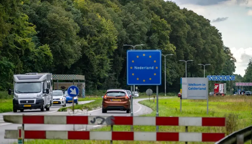 Grenzübergang nach Nederland. Ein Wohnmobil und Autos passieren die Grenze. Was gilt als Nahverkehr?