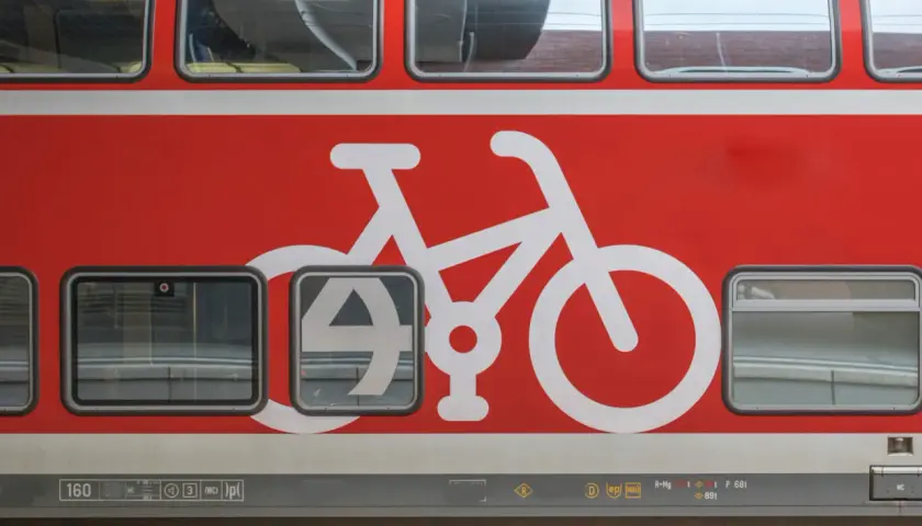 Roter Zug mit Fahrradsymbol. Ideal für die Reise mit dem Deutschlandticket und dem Zusatzticket für Fahrräder.