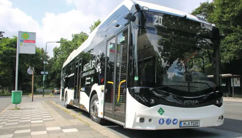 Moderner ARTHUR Bus mit Wasserstoffantrieb, eine mobile brennstoffzelle, steht an einer Haltestelle.