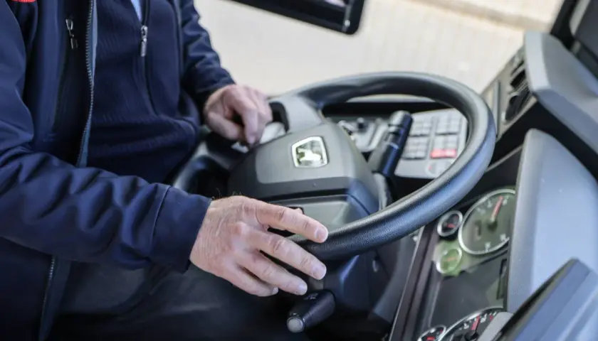 Fahrer im Bus hält das Lenkrad. Frage: kann man im Bus mit Karte zahlen NRW?