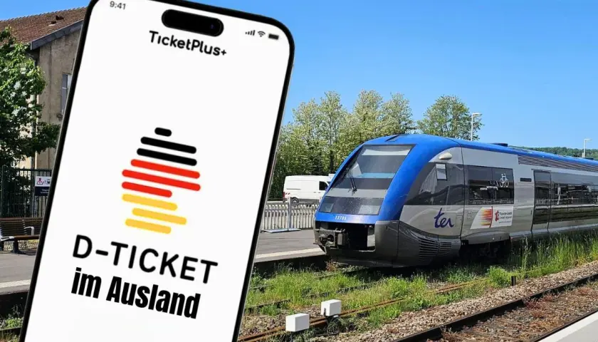 Smartphone-App zeigt "D-TICKET im Ausland" mit Deutschlandflagge. Im Hintergrund ein blauer Zug am Bahnsteig.