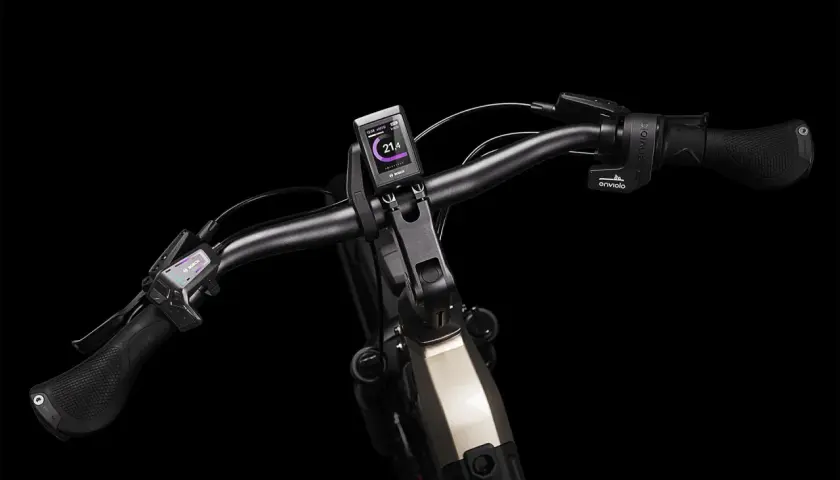 Lenker eines E-Bikes mit Bosch-Display und enviolo schaltung.
