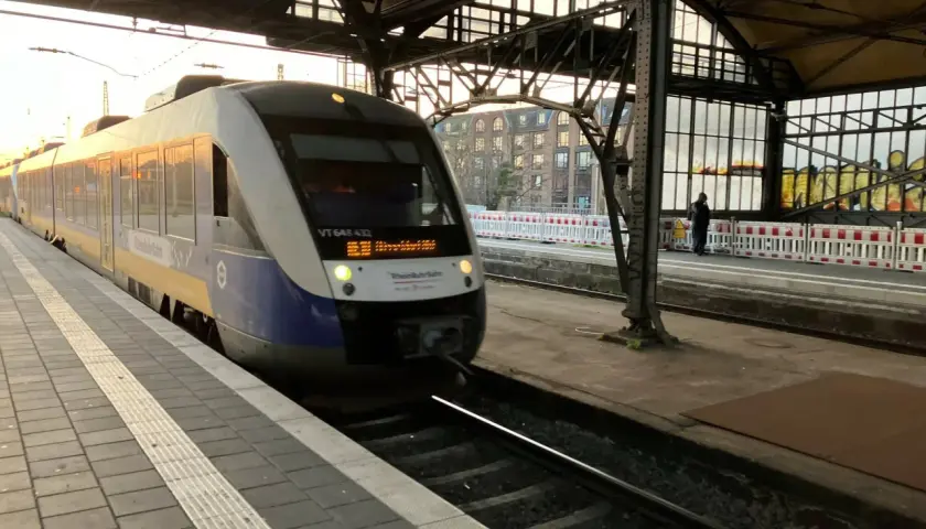 Ein Zug der RheinRuhrBahn steht am Bahnsteig. Perfekt für die Fahrt mit einem **einzelticket nrw**.