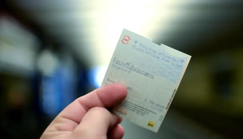Einzelfahrausweis des VBB, wie ein e-ticket aussieht. Der Preis beträgt 2,70 EUR.