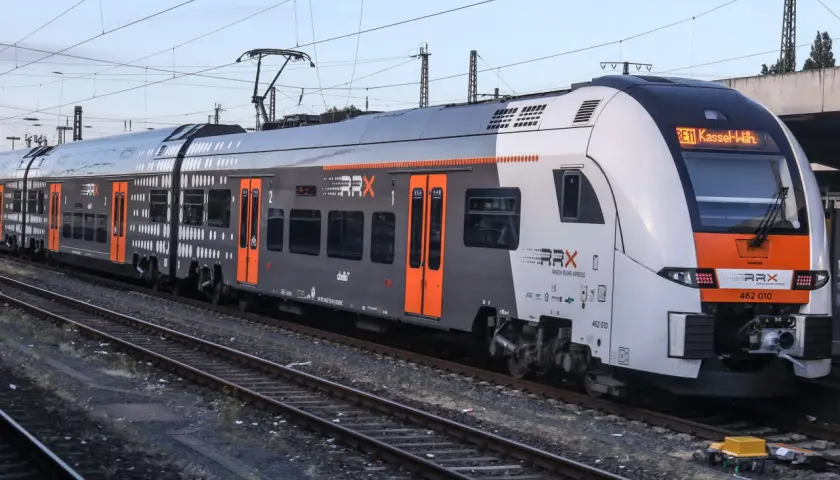 Der RRX RE11 fährt nach Kassel-Wilhelmshöhe.