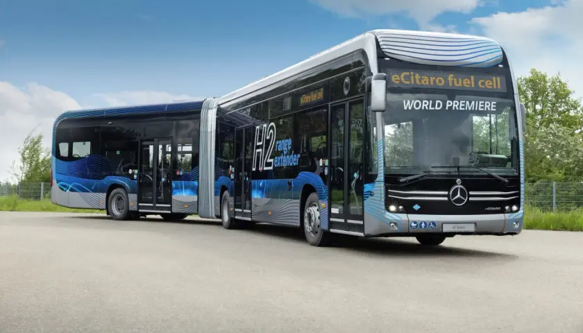 Ein langer, moderner Gelenkbus mit der Aufschrift "eCitaro fuel cell" und "H2 range extender". Sein Gewicht ist für emissionsfreie Mobilität optimiert.