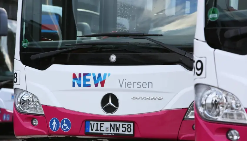 Zwei NEW Viersen Busse stehen nebeneinander. Ein Bus hat ein "vrr seniorenticket" Symbol.