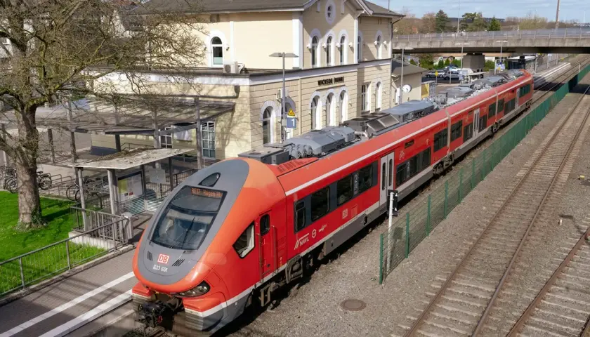 Roter Zug am Bahnhof Wickede (Ruhr). Mit dem Deutschlandticket nach Venlo? Diese Linie fährt Richtung Hagen.