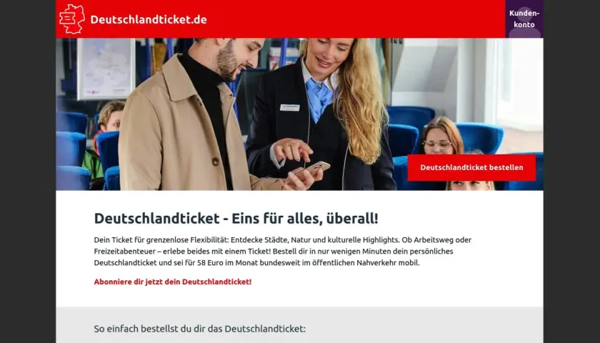 Ein Mann und eine Frau im Zug, die auf ein Smartphone schauen. Das Deutschlandticket ist ideal für das kinder Monatsticket.